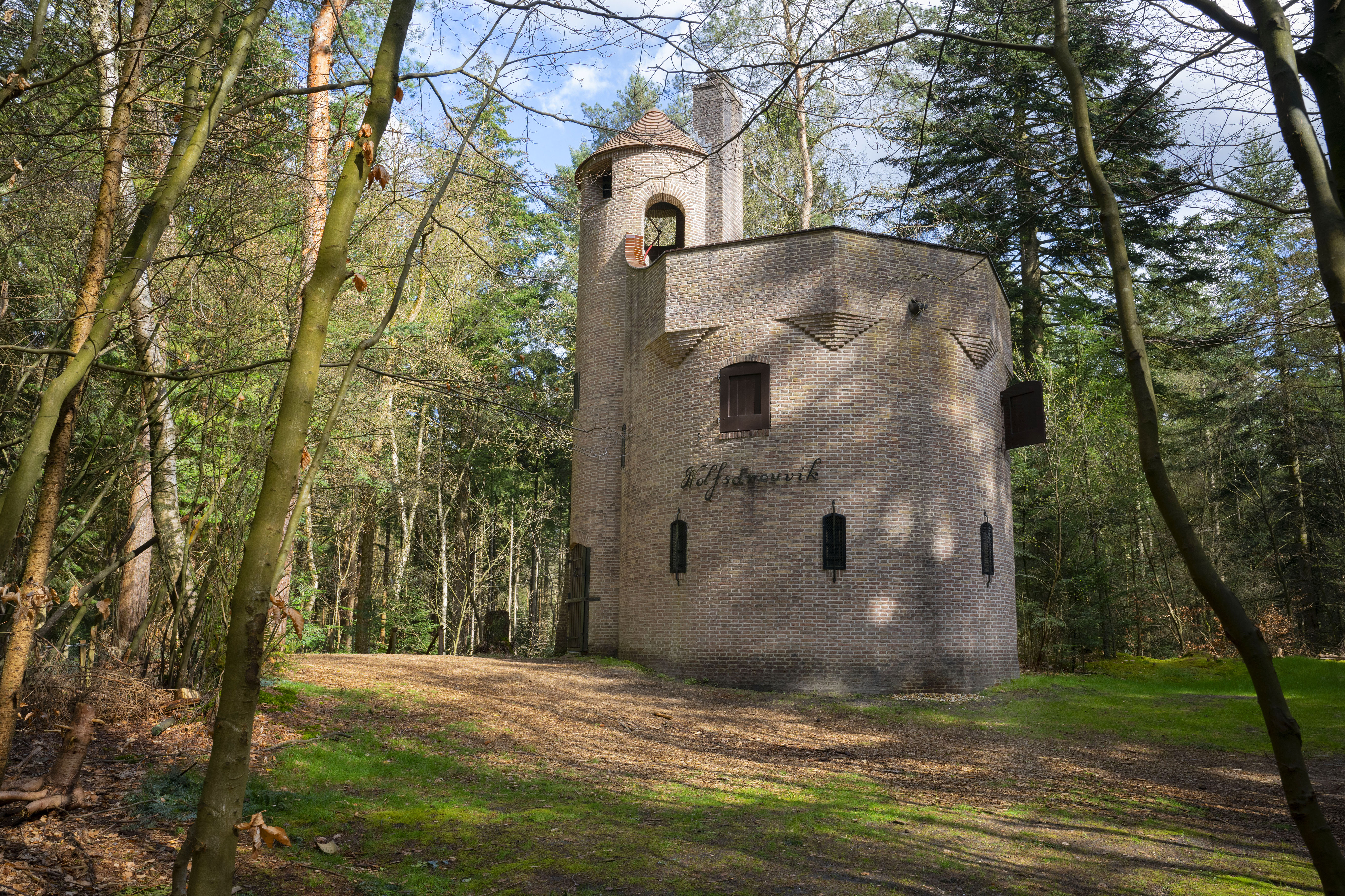 Hier ziet u een foto van fort Wolfsdreuvik. Dat is een heel klein kasteel aan de rand van gemeente Hilversum.