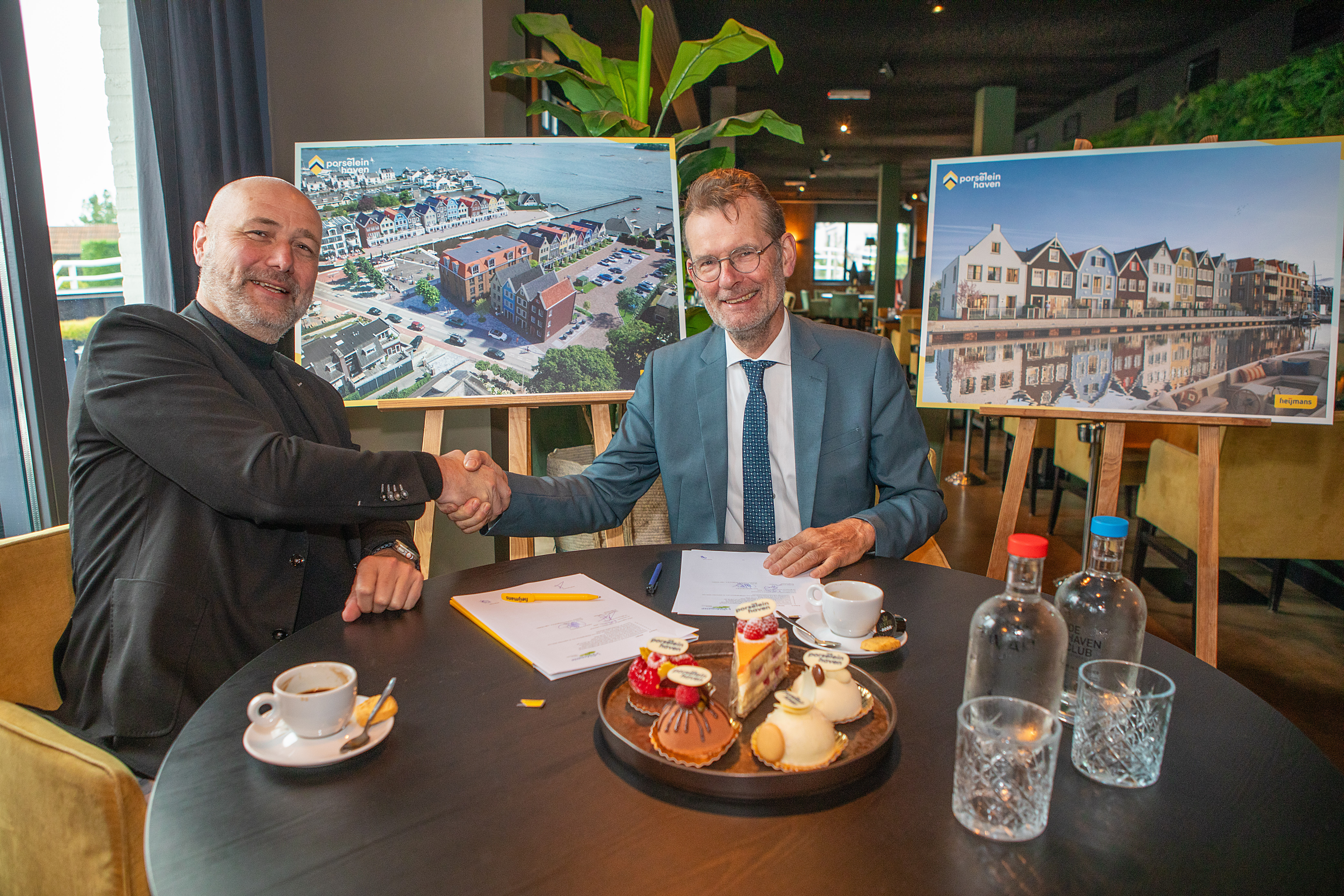 Afbeelding van de ondertekening van de laatste fase van de Porseleinhavenmet met Gerard Klomp en Gert Zagt