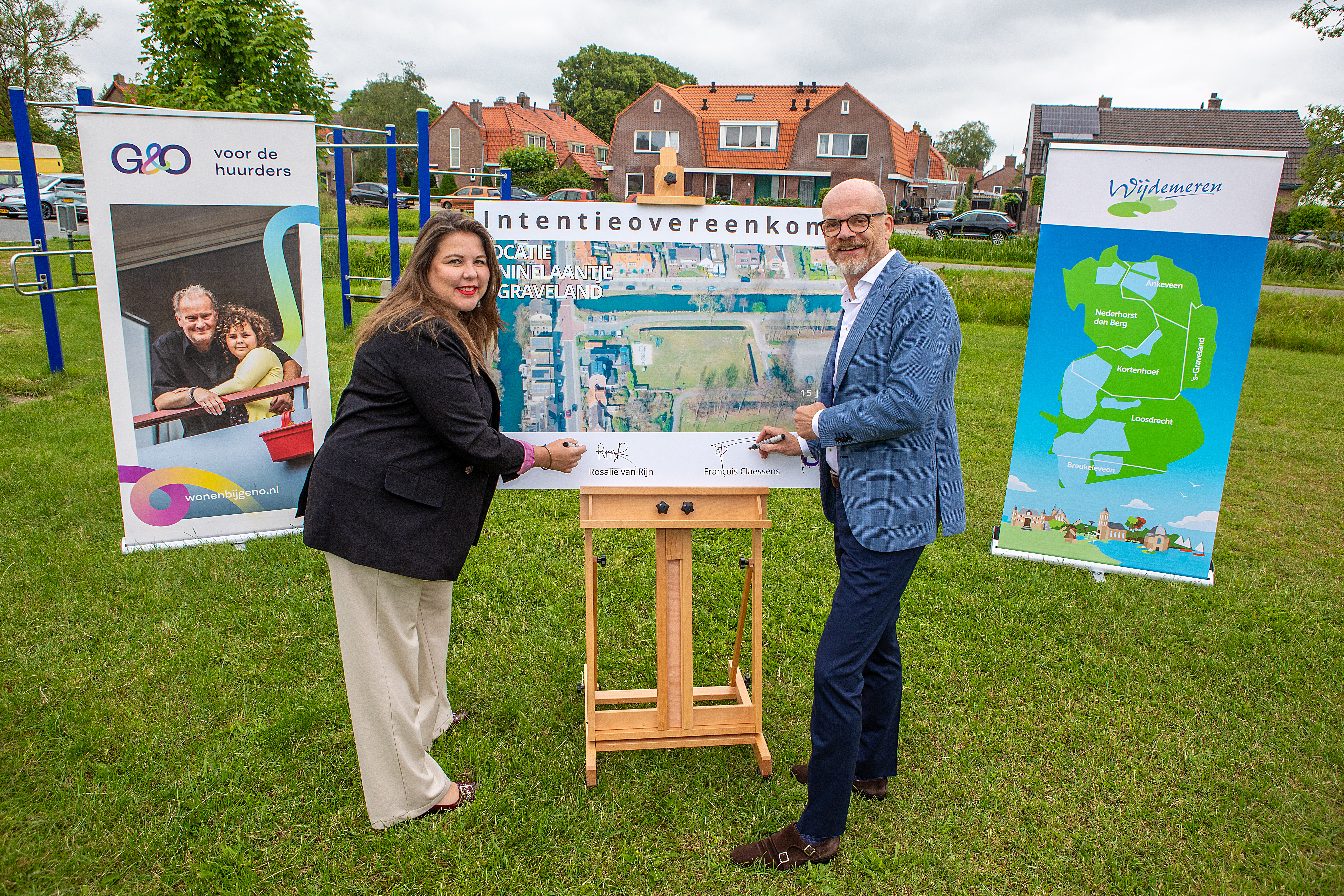 Wethouder Rosalie van Rijn ondertekent met woningcorporatie G&O een intentieovereenkomst voor de mogelijke ontwikkeling van woningbouw aan het Kininelaantje in 's-Graveland.