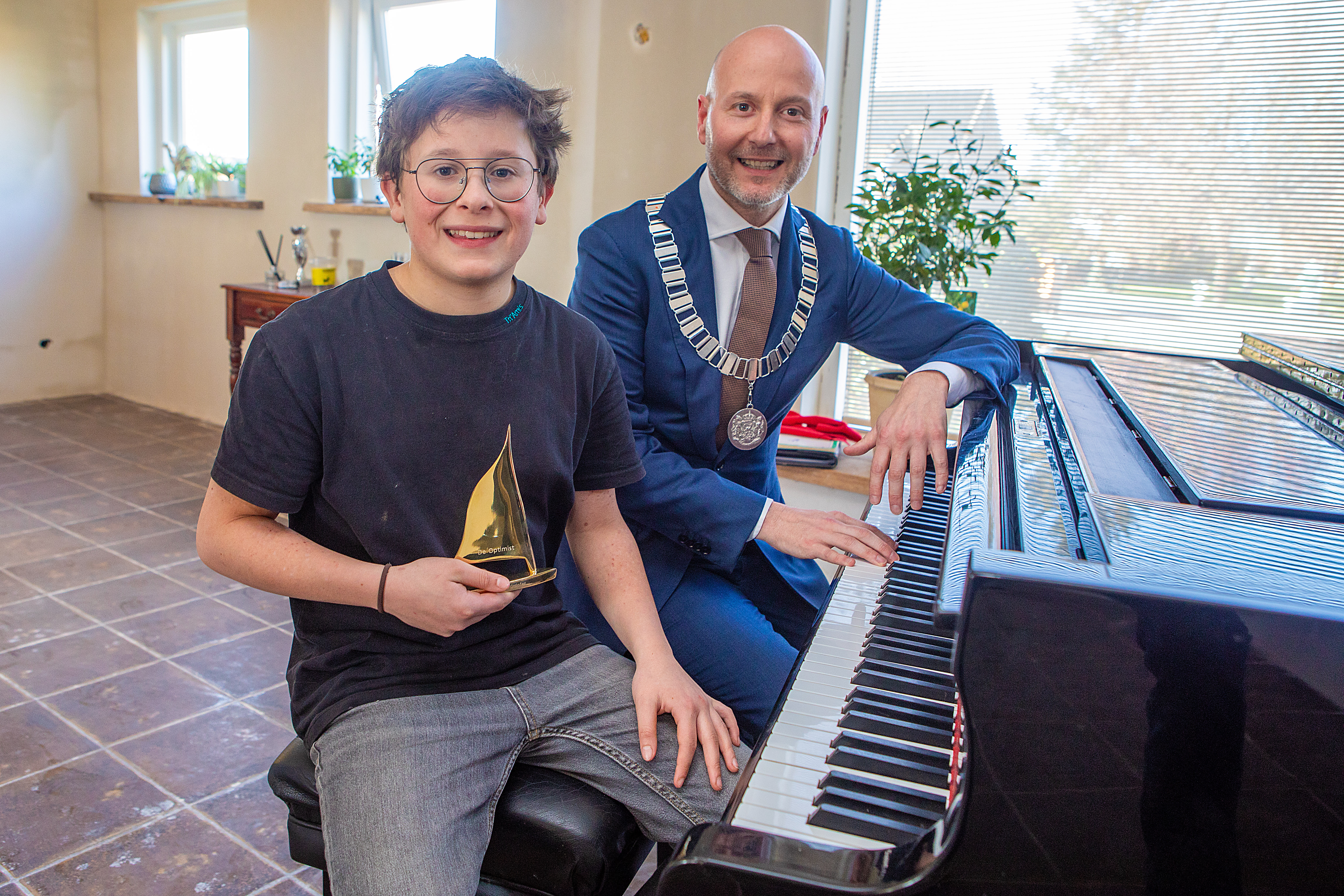 Foto van burgemeester Mark Verheijen en Jayden Ordoñez